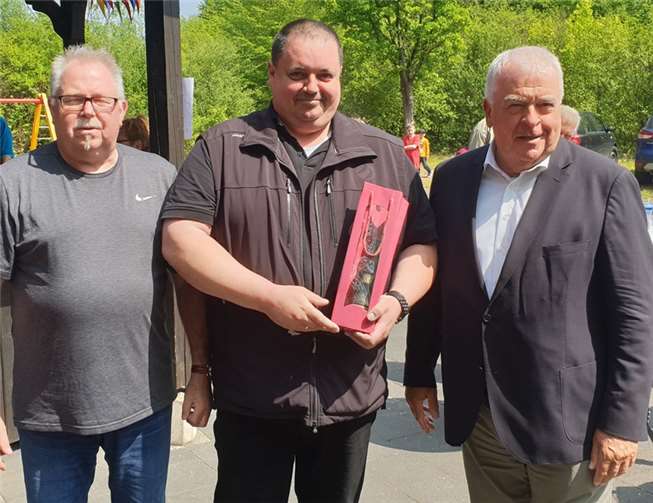 : Hans-Willi Jungbluth, Georg Schmahl und Guido Ernst. Schmahl’s „runder“ Geburtstag war der Anlass diese Gratulation beim Heimat- und Familienwandertag an der Grillhütte durchzuführen.Foto: Dieter Holstein