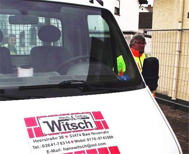 - Hans Witsch nach der Anlieferung und Befestigung des Zauns.