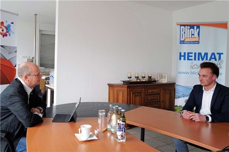  Hermann Krupp im Gespräch mit Fabian Schneider. 