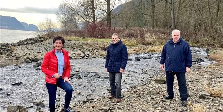 : Historische Stätte Vinxtbachmündung v.l.n.r.: Landtagskandidatin Petra Schneider, CDU-Vorsitzender Norbert Heidgen, Landtagsabgeordneter Guido Ernst. Foto: CDU Bad Breisig