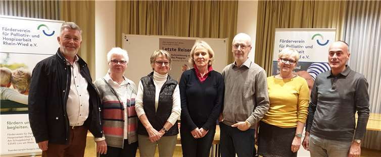 . Ilka Piepgras (Mitte) mit dem Vorstand des Fördervereins und Ute Gilles-Adenauer (2. von rechts) von der Kath. Familienbildungsstätte. Foto: Förderverein