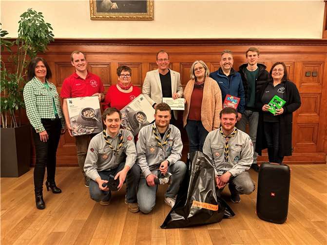 : Im Anschluss an den offenen Austausch übergibt Bürgermeister Jörg Lempertz (Mitte) den Vereinsvertretern einen symbolischen Scheck für die Förderung der Jugendarbeit durch die katholischen Jugendverbände in der Verbandsgemeinde Mendig.  Foto: Verbandsgemeinde Mendig