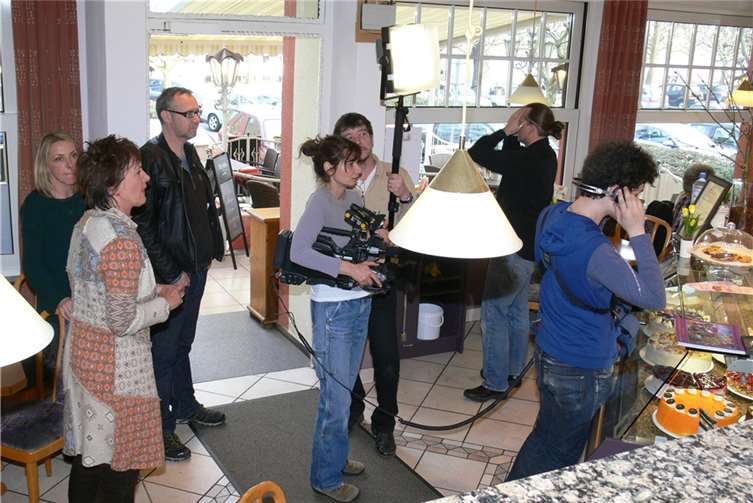  Im Hotel Café Germania genoss das SWR-Team mit Steib-Galerist Rudolf  Mattar und Geschäftsführer Herbert Budweg die berühmte Steib-Torte.