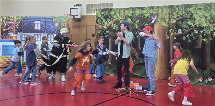 Die Opernretter waren zu Besuch    Im Theaterstück „Marco und das Feuer“ war für Action und viel Spannung gesorgt. Foto: privat
