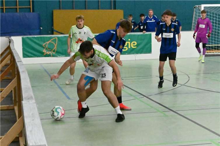 : Im ersten Halbfinale gegen die U19 der TuS Koblenz war die SG Eintracht Mendig (am Ball Florian Werner) absolut chancenlos.