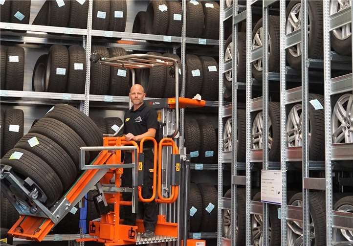 = Immer mehr Kunden lassen ihre Reifensätze einlagern. Die neue Halle bietet davon noch mehr Kapazität