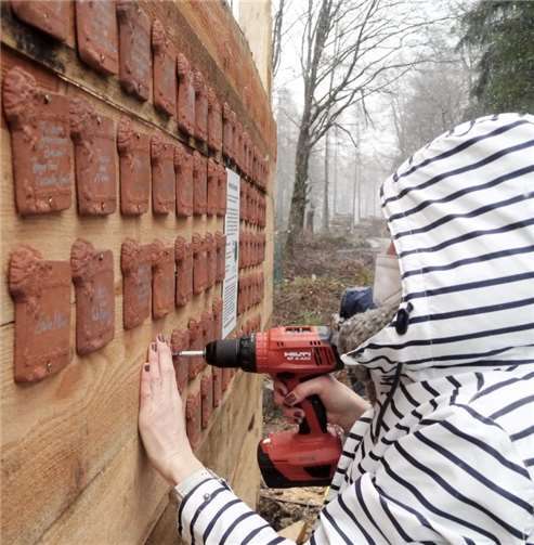 ... In den kommenden Tagen folgen weitere Plaketten, denn die Zahl der Baumpat*innen hat bereits die 150 deutlich überschritten.