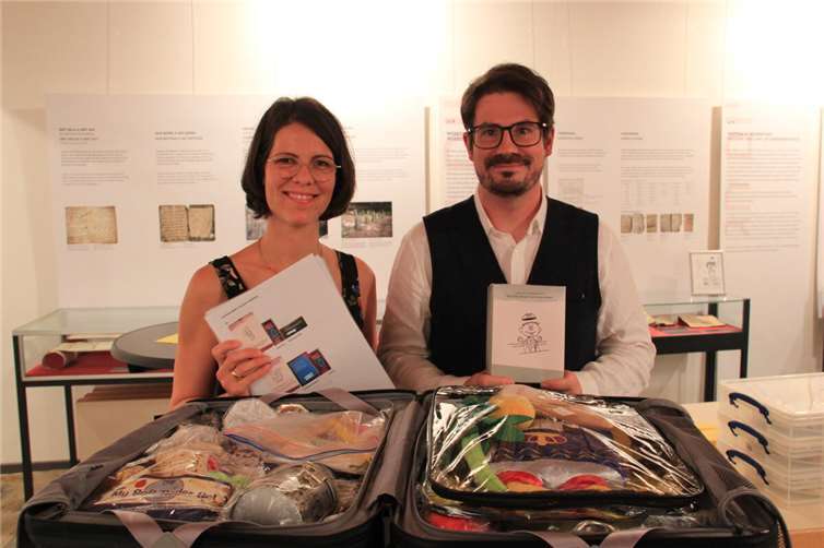 : Initiatorin Anne Wagner präsentiert mit Künstler Torsten Wagener in Niederzissen den Lernkoffer „Judentum im Taschenformat“.  Foto: GS