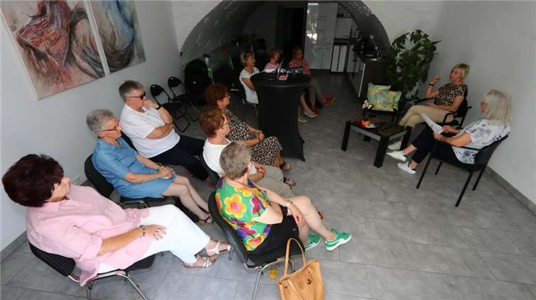 : Interessierte Damen informierten sich beim Event „Haargenau richtig - Zeitlos feines Haar in jedem Alter“. Fotos: privat