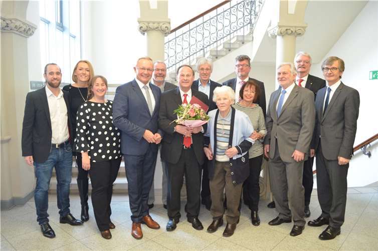 : Josef Chevally aus Leubsdorf (Mitte) erhielt seine Auszeichnung aus den Händen von Landrat Hallerbach.