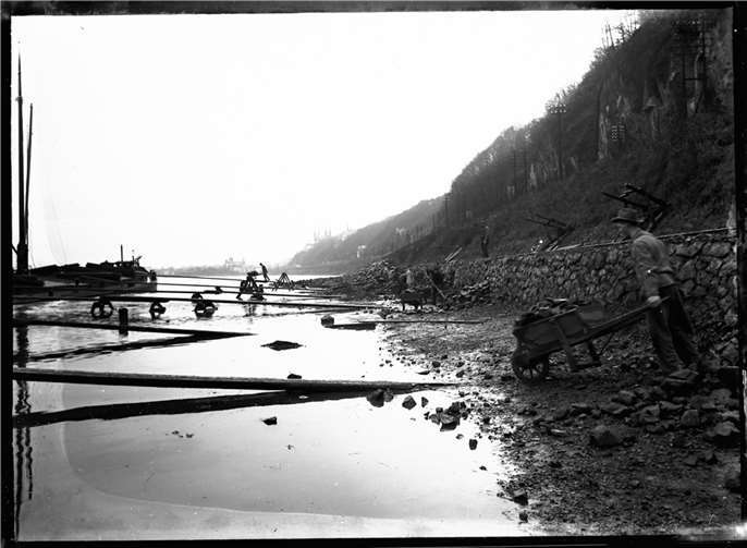 Imposante Bilder vom Rhein : Knochenharte Arbeit: Verladung von Basalt am Unkelstein