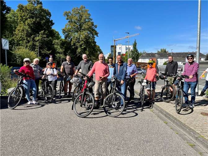 : Kritische und entschärfte Stellen für den Radverkehr in Koblenz nahmen CDU-Bundestagsabgeordneter Josef Oster, JU-Vorsitzender Philip Rünz und viele radelnde Gäste ins Visier.  Foto: Sandra Hürter