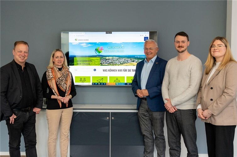 : Landrat Achim Hallerbach präsentierte jetzt offiziell die neue Internetseite der Kreisverwaltung Neuwied www.kreis-neuwied.de. In Zusammenarbeit mit Pressesprecher Thomas Herschbach sowie der zwischenzeitlich zum Kreismedienzentrum gewechselten Silke Läufer-Hermann und den Abteilungs- und Referatsleitern der Kreisverwaltung mit Büroleiterin Diana Wonka haben Julia Hinz und Martin Boden (von rechts) von der Pressestelle des Landkreises Neuwied maßgeblich für die Neugestaltung verantwortlich gezeichnet.  Foto: Katja Runkel / Kreisverwaltung Neuwied
