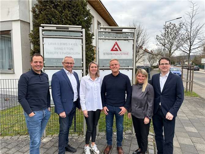 : Landrat Achim Hallerbach suchte gemeinsam mit „Wir Westerwälder“-Geschäftsführerin Sandra Köster und dem Geschäftsführer der Wirtschaftsförderungs-GmbH (WFG) des Landkreises, Harald Schmillen, den Austausch mit der Stein AG in Person von Maren Hassel-Kirsche, Cornelius Kirsche und Wolfgang Pitzen.  Foto: Thomas Herschbach