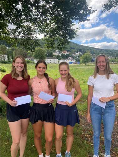 : Links und rechts außen zwei 3.Plätze Fabienne Schmidt (HTC) und Lena Lauderbach (TC Laudert) - Zweite von links 2. Platz Amy Waschulewski (HTC), zweite von rechts 1.Platz Emilia Brune (TC Bad Homburg).  Foto:Alexander Leeser
