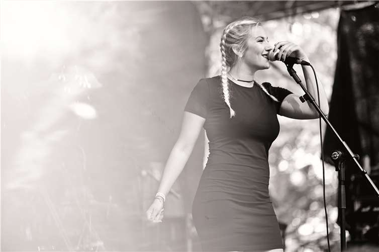  Lucie Fischer, Sängerin der Band Lilli Rubin beim Open Ohr Festival Mainz. Foto: annegretarnold