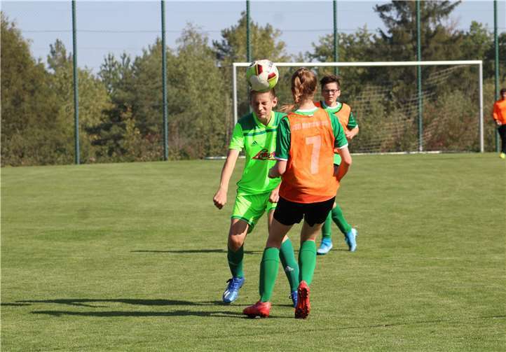 ) Lukas beim Kopfball.