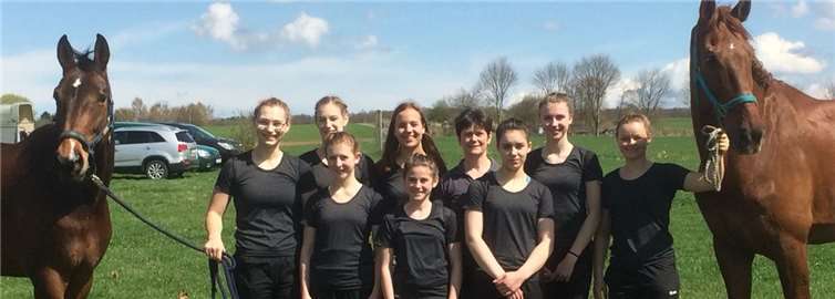 : M-Gruppe Bad Ems 1, die vier Einzelvoltigiererinnen und Longenführerin Heide Pozepnia mit den Pferden Brisante (li.) und Dunhill (re.). PSV Bad Ems