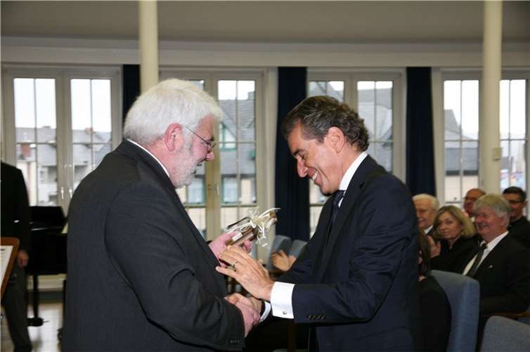  „Man hat nicht häufig so gute Ideen ...“ war Michael Hörter als Vorsitzender des Volksbundes Deutsche Kriegsgräberfürsorge in Rheinland-Pfalz stolz auf die Auswahl von Dr. Michel Friedman und bedankte sich mit ausgesuchten Zigarillos für dessen eindrucksvolle Gedenkrede.