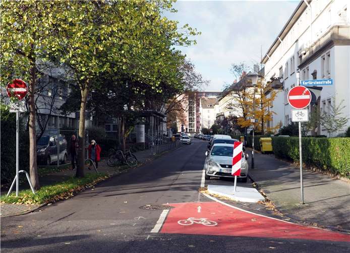 : Markierung der Einfahrt für den Radverkehr in die Johannes-Müller-Straße am Knotenpunkt Kurfürstenstraße.