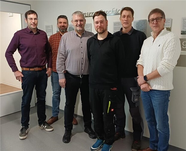  Markus Atzor (Werkleiter Eigenbetrieb Abwasserwerk Vordereifel), Dominik Dröschel (Personalrat), Christoph Kicherer (Erster Beigeordneter), Patrick Junglas, Udo Mühlhausen (Eigenbetrieb Abwasserwerk Vordereifel) und Michael Augel (Büroleiter) begrüßten den neuen Kollegen bei seinem Arbeitsantritt Anfang Februar im Rathaus der Verbandsgemeinde Vordereifel