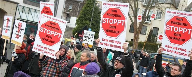  Mit Spruchbändern und Tafeln machten die Demonstranten auf die Situation aufmerksam. R. Schäfges