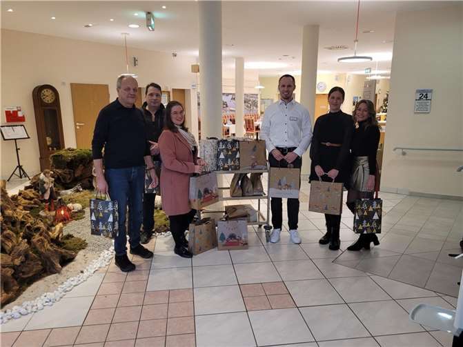 . Mit viel Engagement und Herzblut wurden liebevoll verpackte Weihnachtsgeschenke vorbereitet und dem Leiter des Caritashauses, Herrn Gellermann, überreicht. Quelle: Ein Licht für Koblenz