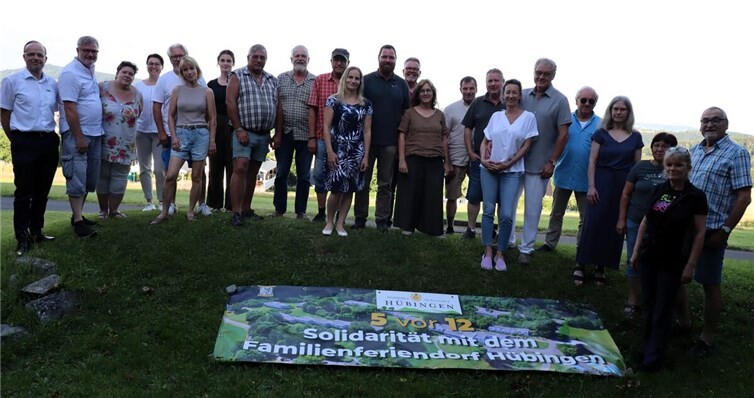 -Mitglieder des Wildpark-Fördervereins zeigten ihre Solidarität mit dem bedrohten Familienferiendorf in Hübingen.