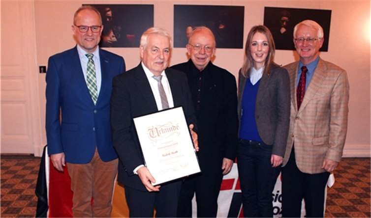 -Nach Herbert Breuer waren Alfons Mußhoff, Ellen Demuth und Heinz Schmitz die ersten Gratulanten. -DL-