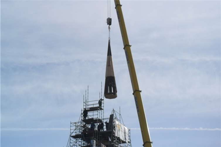  Nachdem das Turmmittelstück verankert ist, kommt die Turmspitze dran.