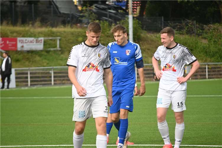 : Nikolas Groß (links) erzielte beim TuS Rheinböllen gleich zwei Treffer für den SV Eintracht Mendig.  Foto: SK