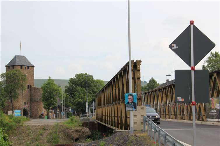 Geländer der neuen Ahrtorbrücke klappt bei Hochwasser automatisch weg : Noch führt der Verkehrs am Ahrweiler Ahrtor per Behelfsbrücke über die Ahr. Im ersten Quartal 2025 soll mit dem Neubau einer Brücke begonnen werden. Foto: GS