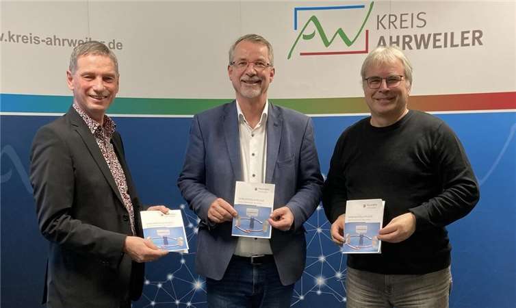 : Ombudsmann Sven Lefkowitz (Mitte) stellte sich dem Leiter der Sozialabteilung in der Kreisverwaltung Ahrweiler, Karl-Heinz Porz (links), und seinem Stellvertreter, Theo Lassau, vor.  Foto: Foto: Wicher / Kreisverwaltung Ahrweiler