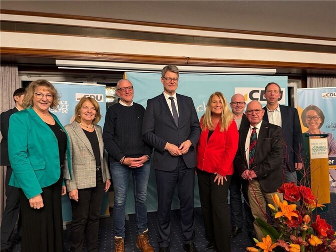 ): Patrick Schnieder MdB (vorne Mitte), rechts daneben Herta Stiren, CDU-Stadtverbandsvorsitzende, umringt von weiteren CDU-Mitgliedern des Stadtverbandes.  Foto: CDU Remagen