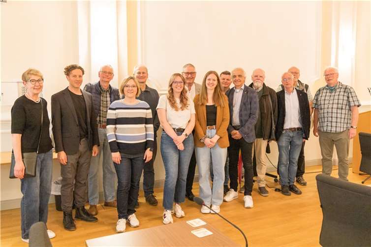 : Peter Diewald (8.v.r.) und Hans-Werner Adams (5.v.r.) begrüßten das KuLaDig-Projektteam und die beteiligten Akteure im Ratssaal der Kreisstadt.  Foto: Christoph Steinborn/Stadt Bad Neuenahr-Ahrweiler