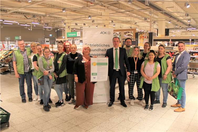  Petra Kannengießer, Geschäftsleiterin Globus und Christian Daum, AOK-Regionalleiter (beide Bildmitte). Foto: privat