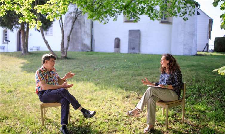 : Pfarrer Peter Boucsein-Kuhl spricht mit Nadine Bongard – natürlich in coronasicherem Abstand- im Rückerother Pfarrgarten über die Auswirkungen der Coronakrise.Foto: Peter Bongard