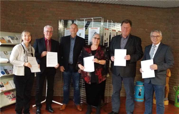 : Pfarrerin Renate Schäning, Diakonisches Werk, Volker Mendel (Puderbach) Achim Krokowski (Fachkraft Beratung und Koordinierung), Angela Keul-Göbel (Ev. Sozialstation Straßenhaus), Horst Rasbach (Dierdorf), Christian Robenek (Rengsdorf), es fehlt Mario Klein (Hausener Brüder).privat