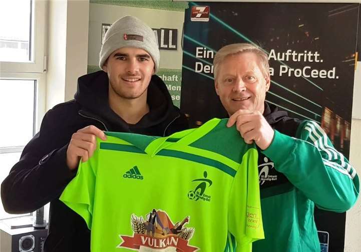 : Pierre Scholl (links) trägt in der kommenden Saison das Trikot des Rheinlandligisten SG Eintracht Mendig/Bell. Der Sportliche Leiter Frank Schmitz freut sich über den Neuzugang. Foto: SK