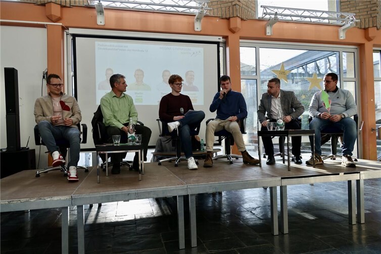  Podiumsdiskussion mit vier Kandidaten der politischen Parteien 