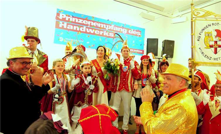 ) Ralf Hellrich (li.) und Kurt Krautscheid werden von den Kindertollitäten zum Ordensempfang gerufen. Fotos: BSB