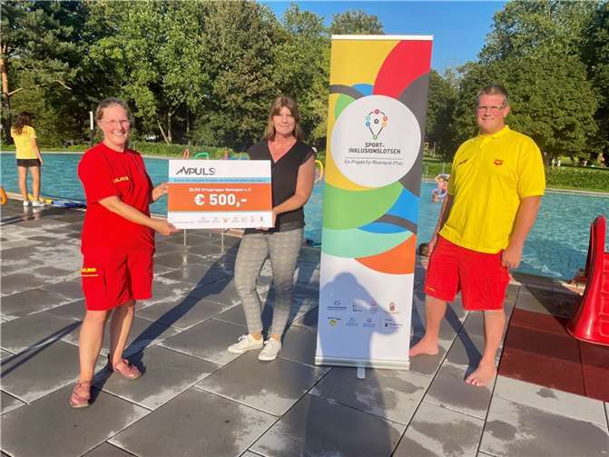 : Regina und Kevin Wassong freuten sich über den Besuch von Sport-Inklusionslotsin Katja Froeschmann (Mitte) im Rahmen der symbolischen Scheckübergabe. Quelle: Landessportbund Rheinland-Pfalz