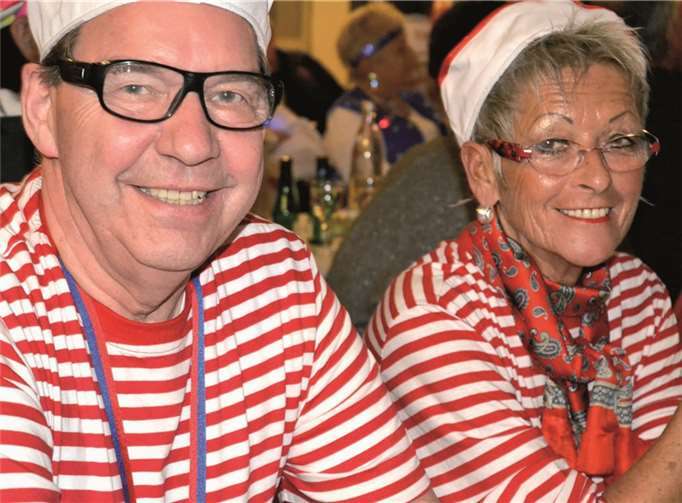 : Rote Ringelhemden waren in der Aula in.