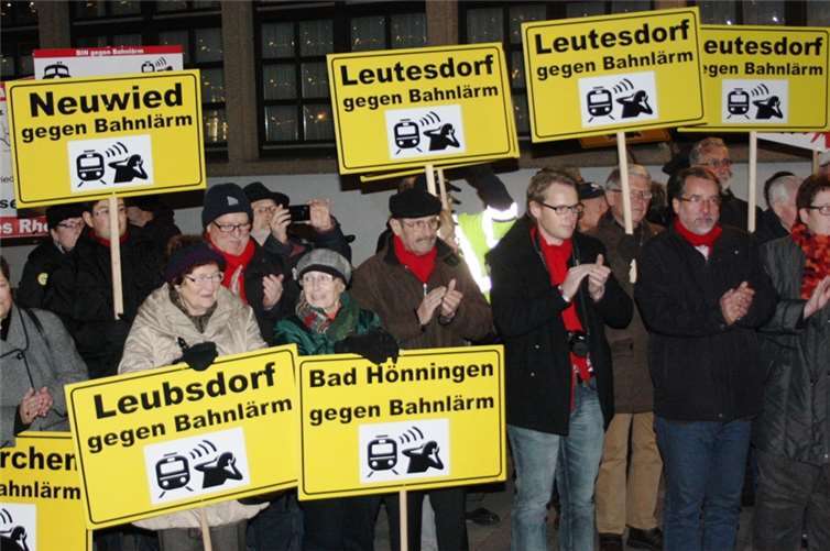  Rund einhundert Demonstranten waren zur 24. Bahnlärm Demo in Neuwied erschienen.FF