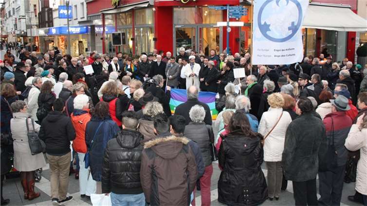  Rund zweihundert Menschen gedachten in der Innenstadt en Opfern der Pariser Ter...