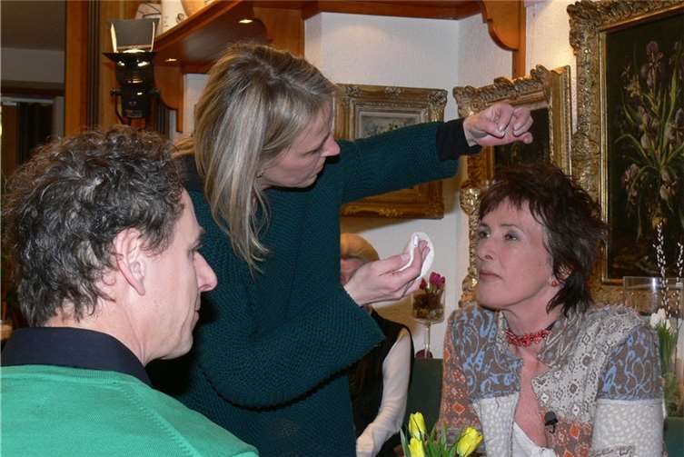  SWR-Maskenbildnerin Sybille Löffelholz sorgte für fernsehtaugliches  Aussehen der Mitwirkenden um Moderatorin Sabine Hampel.