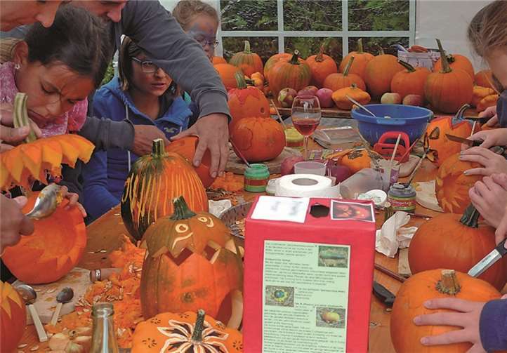 -Schnitzerei: Die Kinder gestalten ihren Kürbis mit viel Fantasie und Liebe zum Detail.
