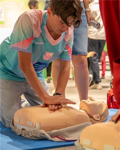 . Schüler führt Reanimationsübungen an einer Puppe durchFoto: Wirtschaftsförderung Rheinbach