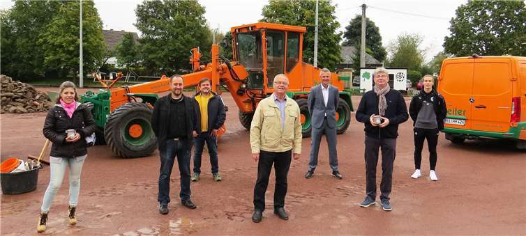 : Sie freuen sich darüber, dass die Sanierung des Heimbach-Weiser Sportplatzes begonnen hat (Von links): Jessica Werner (Amt für Schule und Sport), Frank Köllner (Amt für Immobilienmanagement), Amtsleiter Ralf Pastoors, SSV-Präsident Martin Reuschenbach, Ingenieur Gerd Hoffmann, Beigeordneter Ralf Seemann und Christopher Eul, Spieler der ersten Mannschaft. Foto: Stadt Neuwied