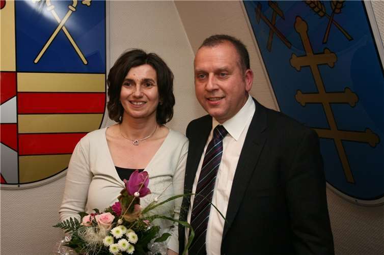  Sie strahlten um die Wette: Johannes Bell und Ehefrau Alexandra nach dem Wahlerfolg. Foto: Werner Krupp